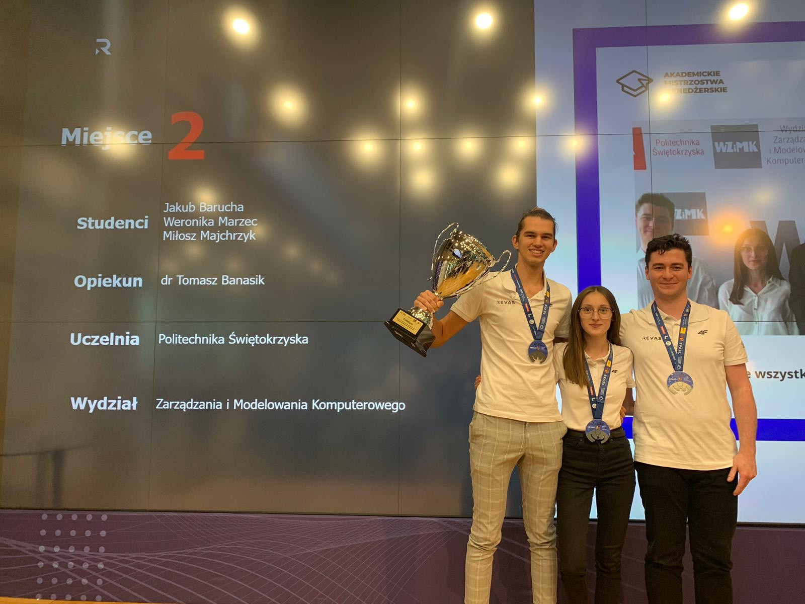 Trzech studentów z Politechniki Świętokrzyskiej z pucharem i medalami. Kontekst: Akademickie Mistrzostwa.