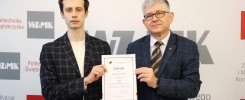 Dwóch mężczyzn trzyma dyplom. W tle logo Politechniki Świętokrzyskiej.