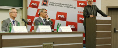 Trzech mężczyzn w garniturach, jeden przemawia przy mównicy. Konferencja Politechniki Świętokrzyskiej.