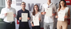 Cztery osoby pozują do zdjęcia, trzymając dyplomy. W tle widnieje logo Politechniki Świętokrzyskiej.