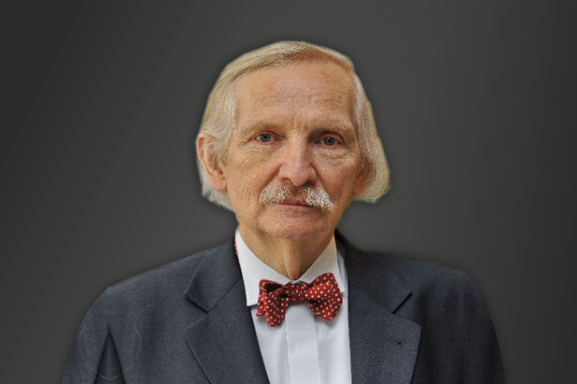Portret starszego mężczyzny w garniturze i muszce. Kluczowe obiekty: mężczyzna, garnitur, muszka. Kontekst: formalny.