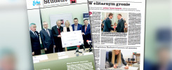 Grupa osób pozuje z czekiem. W tle artykuł o Politechnice Świętokrzyskiej. Kluczowe obiekty: ludzie, czek, gazeta.