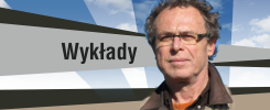 Portret mężczyzny w okularach. Napisy "Wykłady" i "Woytek Kujawski Ph.D. Arch.". Tło z chmurami i geometrycznymi kształtami.