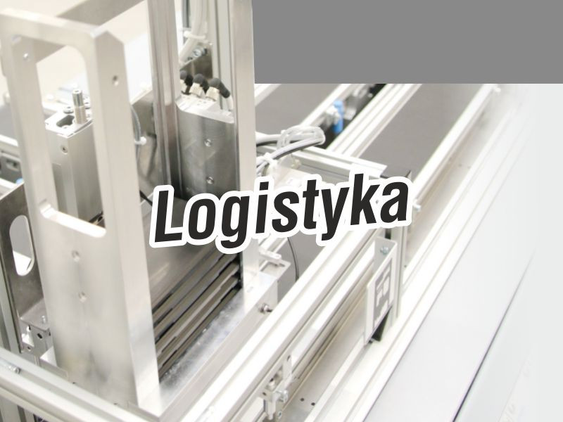 Maszyna przemysłowa z taśmociągiem i napisem "Logistyka". Kontekst: produkcja, automatyka.