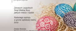 Wielkanocne pisanki w ozdobnych wzorach, na tle słomy. Tekst życzeń od Politechniki Świętokrzyskiej.
